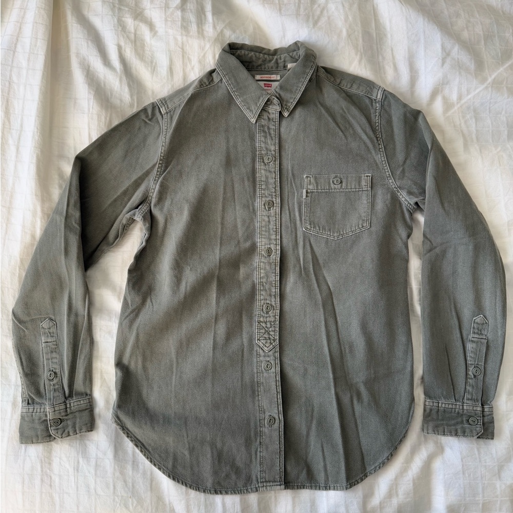Women’s Levi’s Button Up Shirt